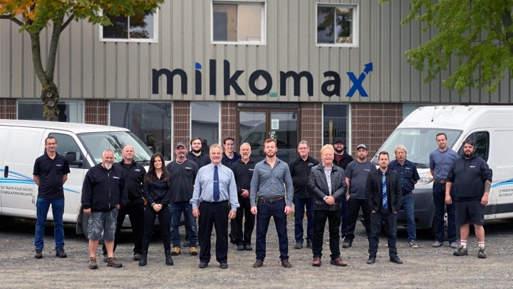 Milkomax présente ses deux nouveaux propriétaires et procède au lancement mondial de sa deuxième génération de robots de traite